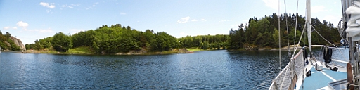 DSCI0012 - Kopie.JPG - Folglich traten wir eiligst die Flucht in das andere Extrem an. Wir "wagten" uns in die Blindlaia, ein geschuetzes traumhaftes, teilweise sehr enges Fahrwasser mit vielen Ankermoeglichkeiten. Und die fanden wir auch. Allerdings blieben wir am ersten Abend nicht allein. Ein Brite und zwei Niederlaender ankerten ebenfalls bei uns, verliessen uns amMorgen aber.